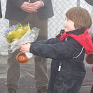 Enzo, fem og et halvt år, hadde blomster til Hertuginnen (Foto: Marit Hommedal / Scanpix)